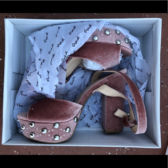 Pink Velvet Platforms 🎀 - Picture 3 of 4